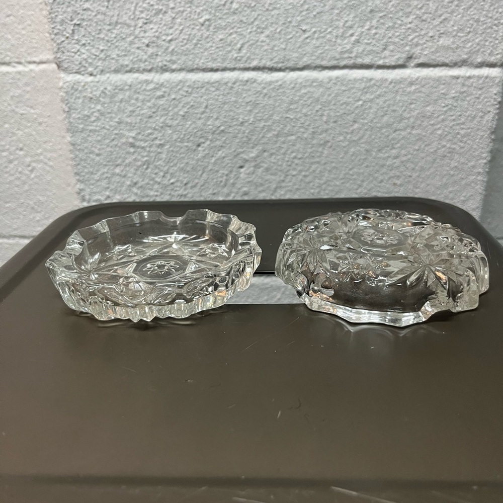 Elegant Clear Glass Ash Trays - Picture 5 of 5